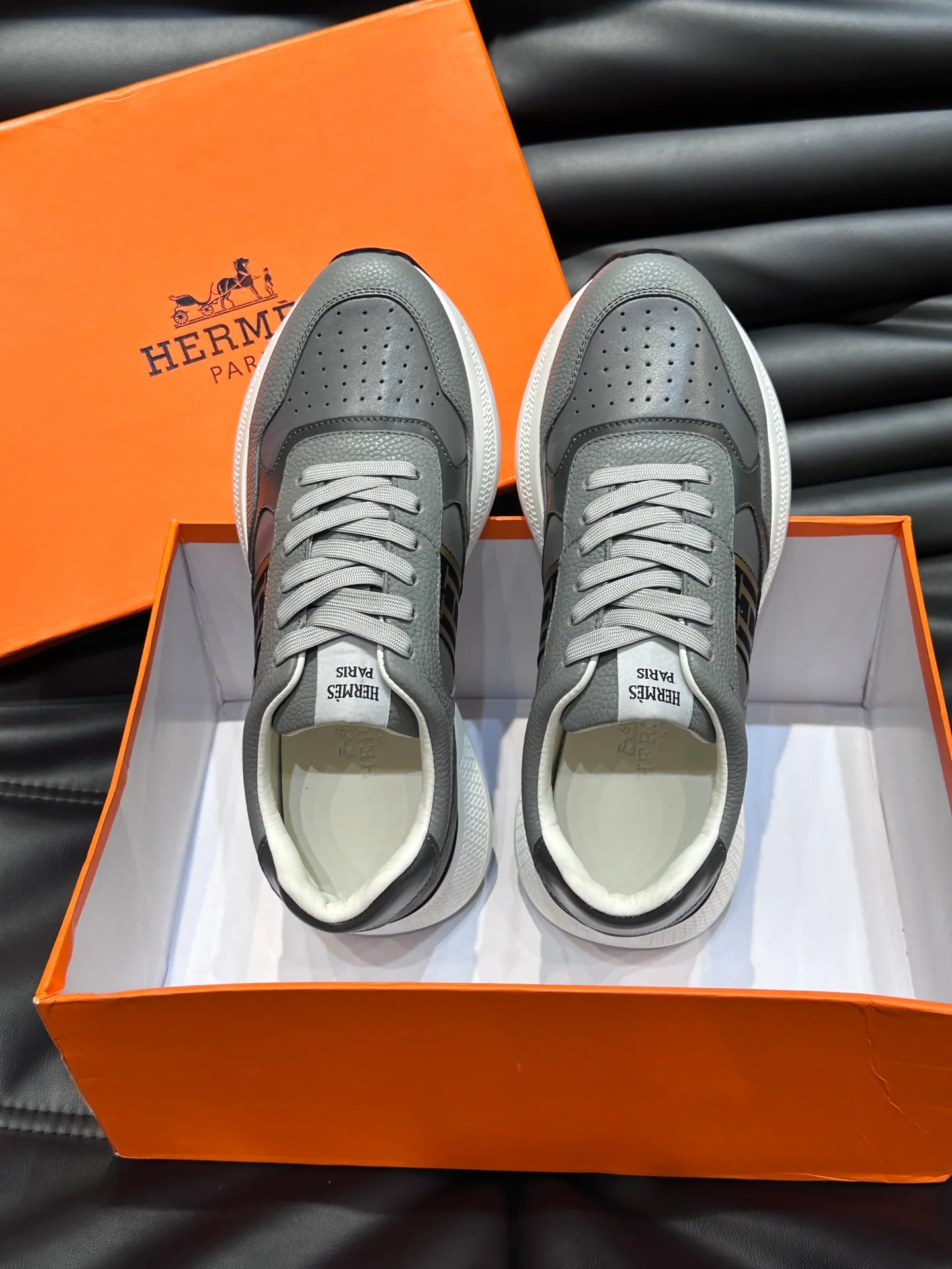Factory price: 520💰HERMES/Hermes Hugo thick-soled sneakers are casual men's shoes. These sneakers are made of imported first-layer cowhide leather and breathable mesh design. The contrasting color design creates a dynamic and modern shape. The front end of the toe is decorated with natural-color rubber inlays, making it novel and fashionable. The texture is incomparable, with cowhide lining and cowhide foot pads, the upper foot is comfortable and breathable, and the rubber sole is decorated with geometric patterns and iconic "H" details. A very personal one! Size: 39-44 (customized at 38.45)